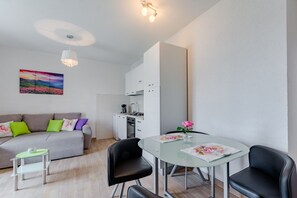 Apartment (One Bedroom Apartment) | Ruang makan