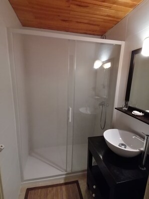 Douche, sèche-cheveux, papier toilette