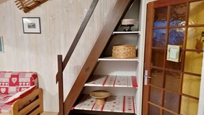 A wooden staircase with a wooden headboard and a small bed with a heart-patterned bedspread. - South expo studio, heart resort, calm, ski to door (Les Deux Alpes)