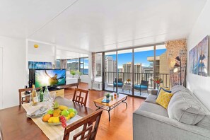 TV - 36Fl w/ Ocean View, Mins to Waikiki Beach, Parking (Honolulu)