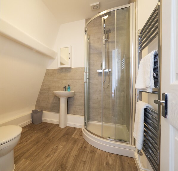 Apartment | Bathroom shower - The Old Post Office (Margate)