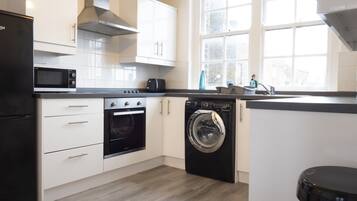 Apartment | Private kitchen | Full-sized fridge, microwave, oven, stovetop