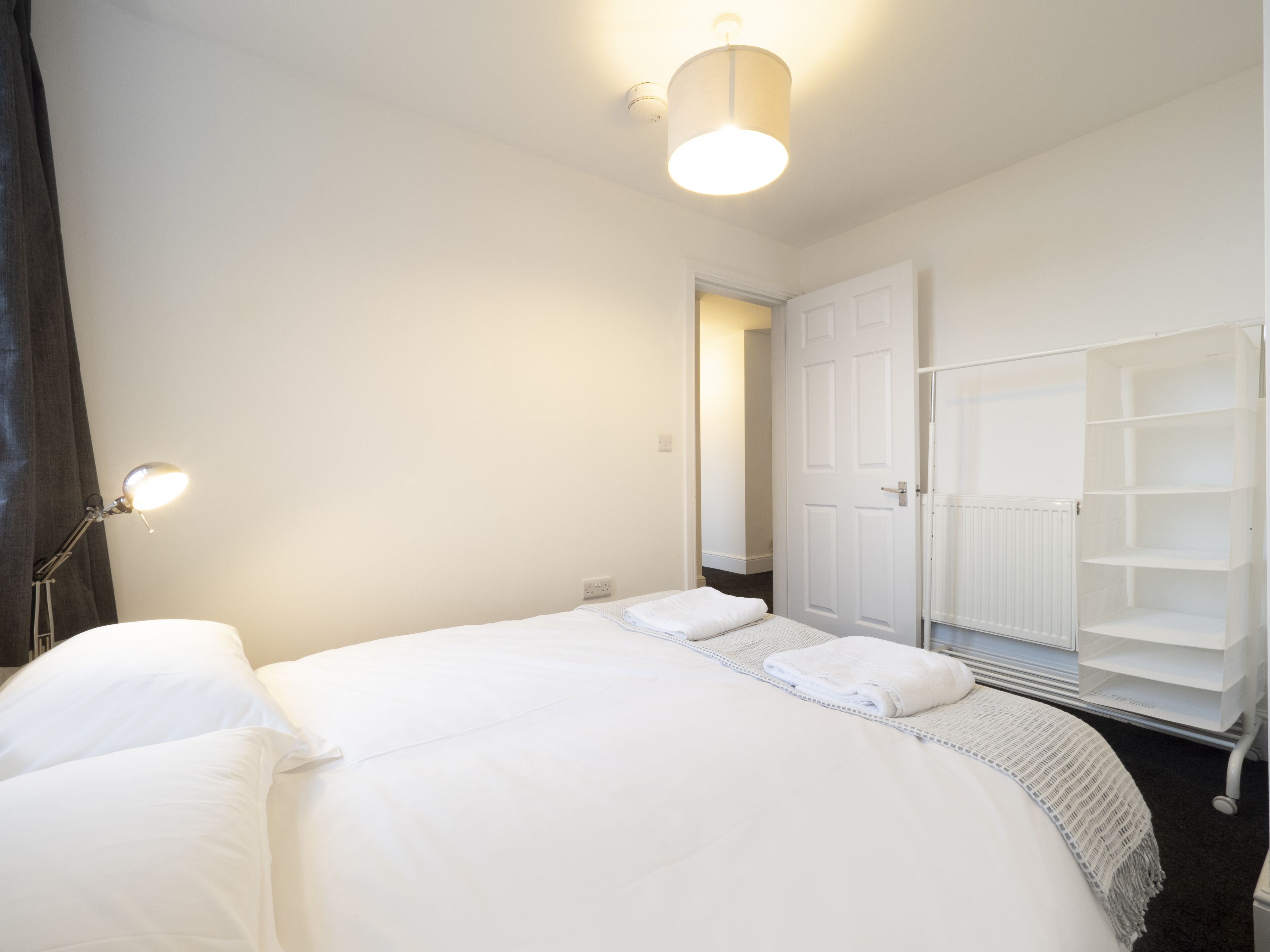 3 habitaciones, muebles diferentes y tabla de planchar con plancha 