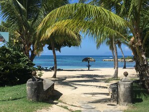 På stranden