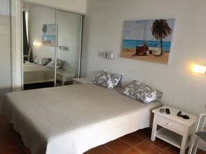 1 bedroom, iron/ironing board, free WiFi, bed sheets - Studio/loggia on the first floor of a comfortable villa. In a magnificent park. (Saint-François)