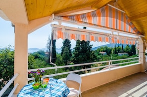 Apartment (Standard Two Bedroom Apartment) | Balcony - Apartments Donita (Dubrovacko Primorje)