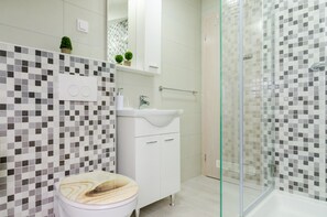 อพาร์ทเมนท์ (Comfort Two Bedroom Apartment) | ห้องน้ำ | ฝักบัว, ผ้าเช็ดตัว
