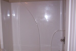 Ensemble douche/baignoire, serviettes fournies, papier toilette