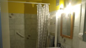 シャワー、トイレットペーパー