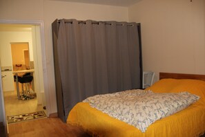 3 bedrooms, bed sheets