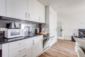 Kjøleskap, mikrobølgeovn, ovn og kokeplater