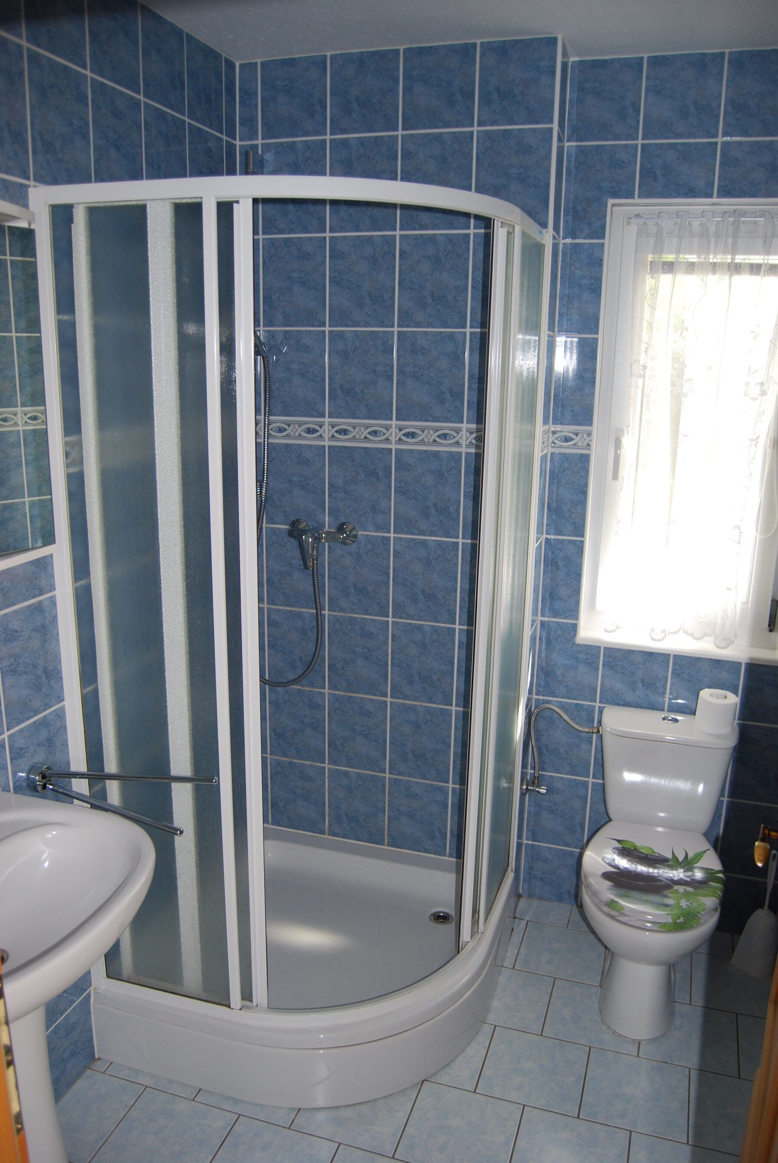 Dusche, Handtücher, Toilettenpapier