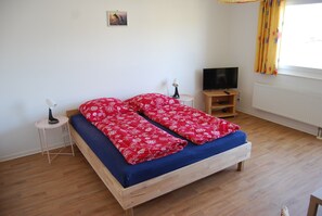 2 bedrooms, travel cot, free WiFi, bed sheets