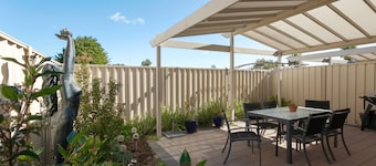 Modern Melville Plaza Townhouse close to Swan River and Port beach.