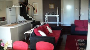 Smart TV - Modern Melville Plaza Townhouse close to Swan River and Port beach. (Palmyra)