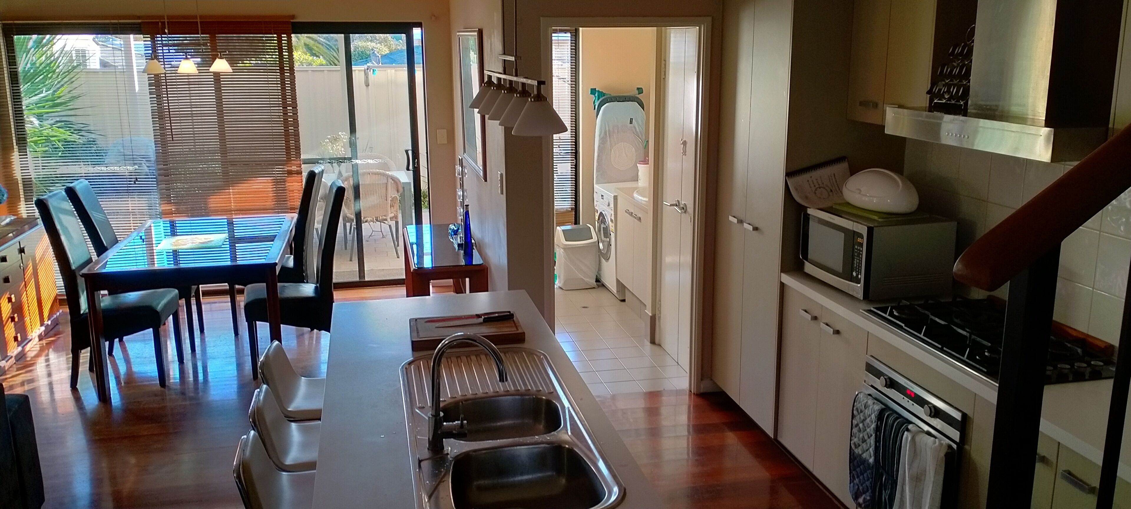 Modern Melville Plaza Townhouse close to Swan River and Port beach. — image 9