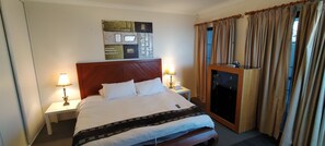 3 bedrooms, desk, iron/ironing board, free WiFi