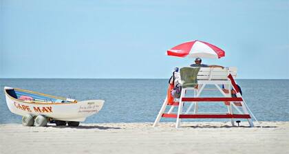 Beautiful 6 BR House in center of Historic District 1 Block to Beach