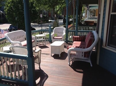 Beautiful 6 BR House in center of  Historic District 1 Block to Beach  