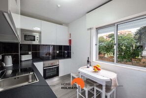 ثلاجة، ميكروويف، فرن، موقد طهي مسطح