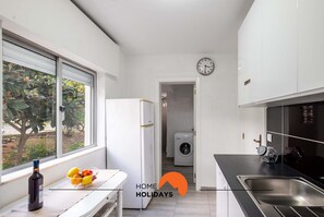 ثلاجة، ميكروويف، فرن، موقد طهي مسطح