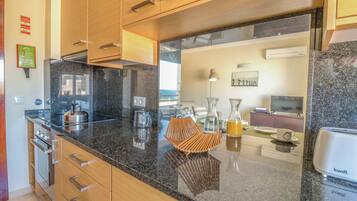 Een koelkast, een microgolfoven, een oven, een kookplaat