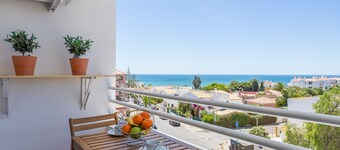 #005 Foxy B by Home Holidays