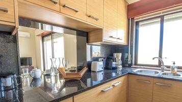 Een koelkast, een magnetron, een oven, een kookplaat