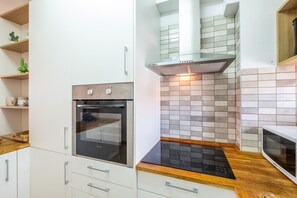 Kühlschrank, Mikrowelle, Ofen, Herdplatte