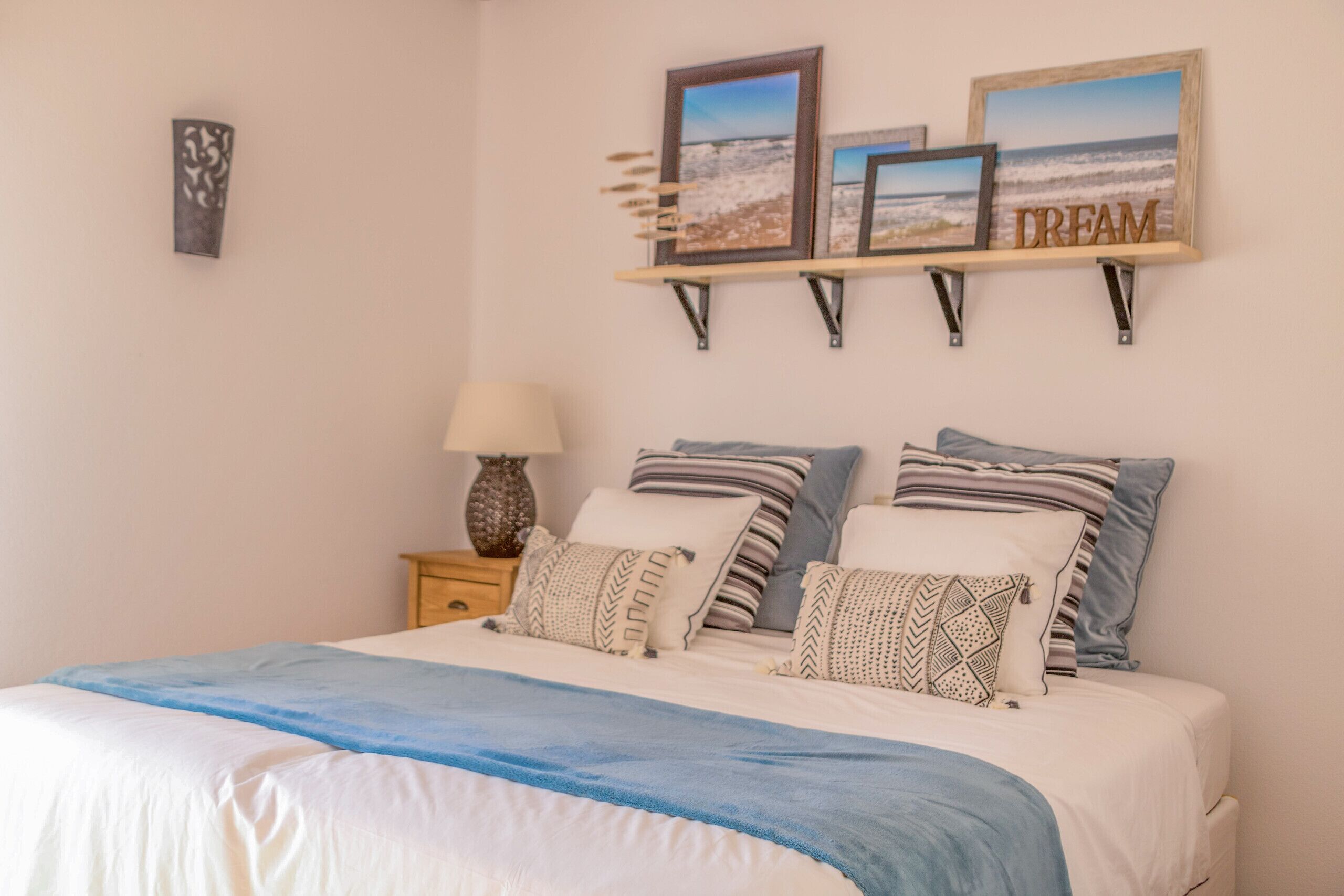 Tabla de planchar con plancha, wifi gratis y ropa de cama 