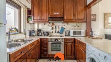 Frigorífico, microondas, horno y placa de cocina