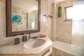 Baignoire, sèche-cheveux, savon, shampoing