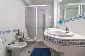 Dusj, hårføner, såpe og sjampo