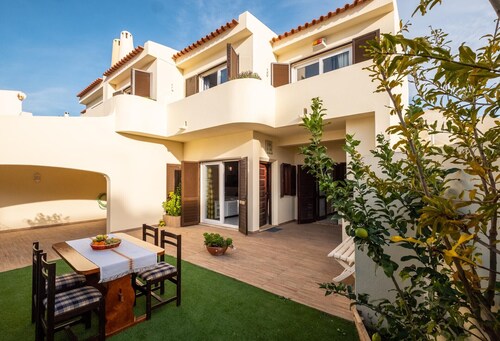 #015 Buganvilia by Home Holidays