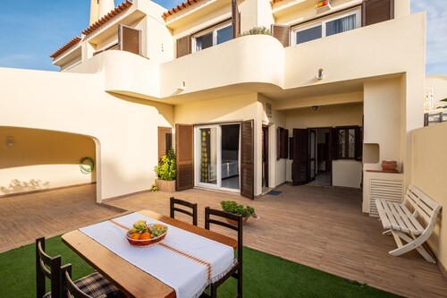 #015 Buganvilia by Home Holidays