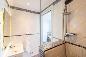 Shower, hair dryer, soap, shampoo - #017 T2 Rossio by Home Holidays (Albufeira)