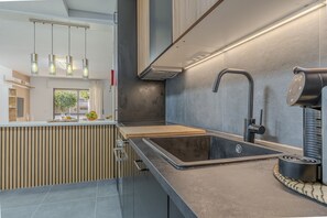 Een koelkast, een microgolfoven, een oven, een kookplaat