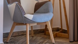 A modern chair with a unique design next to a floor lamp with a geometric shade. - #034 Tebay by Home Holidays (Albufeira)