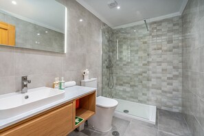 Badewanne, Haartrockner, Seife, Shampoo