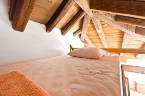 1 bedroom, WiFi, bed sheets - 4 stars Stone Walls' - Sunny, cozy Studio right in the centre of Split (Split)