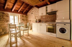 Fridge, oven, stovetop, coffee/tea maker