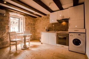 ثلاجة، فرن، موقد طهي مسطح، ماكينة لصنع القهوة/الشاي