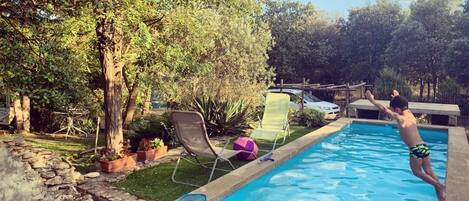 Utomhuspool och uppvärmd pool