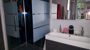 Dusche, Haartrockner, Handtücher