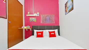 Una habitación con cama, ventana con vistas, aire acondicionado de pared y puerta.