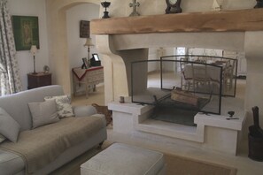 Televisio, pöytätennispöytä, kirjoja, musiikkikirjasto