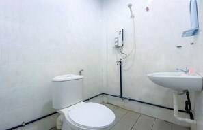 Suite superior | Baño | Ducha, artículos de higiene personal gratuitos, bidé y jabón