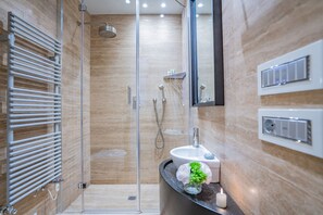 Shower, hair dryer - La Corte dei Cuoridoro 1  A Perfect Pied-a-Terre in San Marco (Venice)