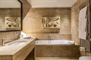 Een bad, gratis toiletartikelen, een haardroger, handdoeken