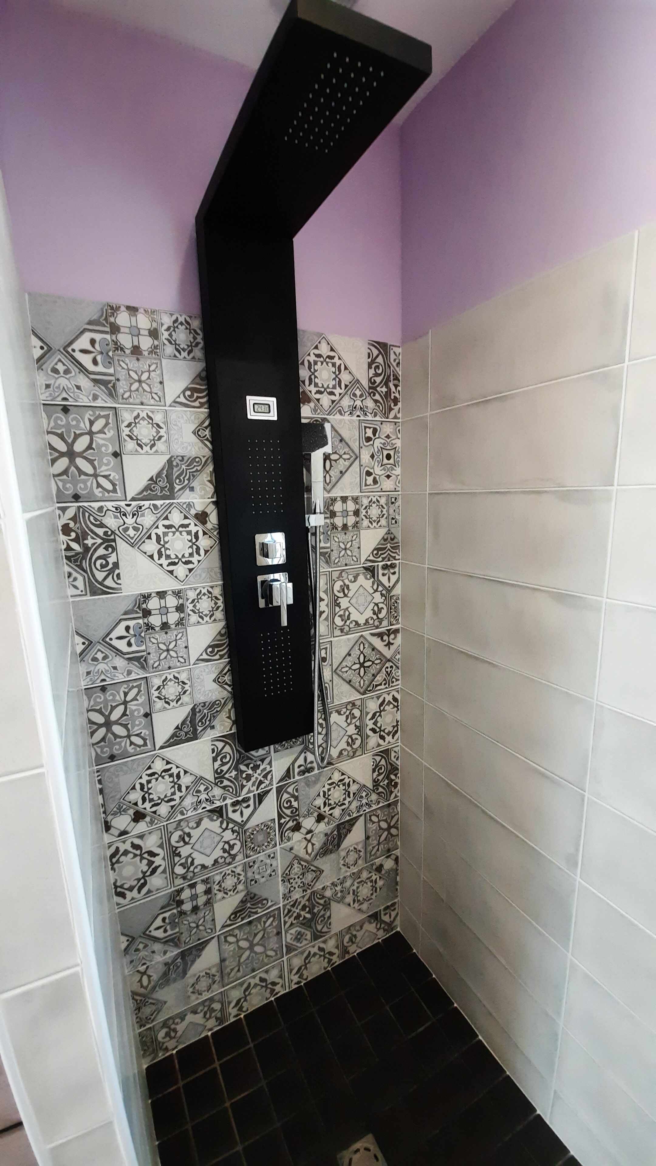 Douche, sèche-cheveux, serviettes fournies, savon